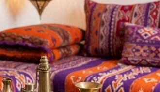 Gros plan sur des décorations marocaines en laiton et une lanterne