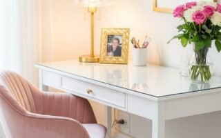Bureau blanc avec plateau en verre et chaise en velours rose