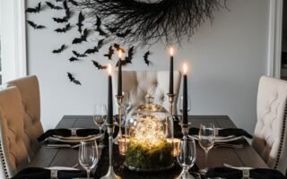 Salle a manger avec une grande couronne de branches noires et des chauves souris
