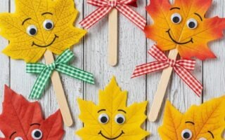Marionnettes amusantes fabriquées avec des feuilles d automne et des bâtonnets