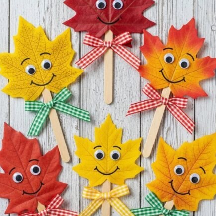 Marionnettes amusantes fabriquées avec des feuilles d automne et des bâtonnets