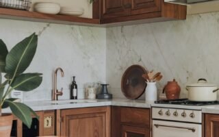 Cuisine en bois de noyer avec crédence en marbre blanc