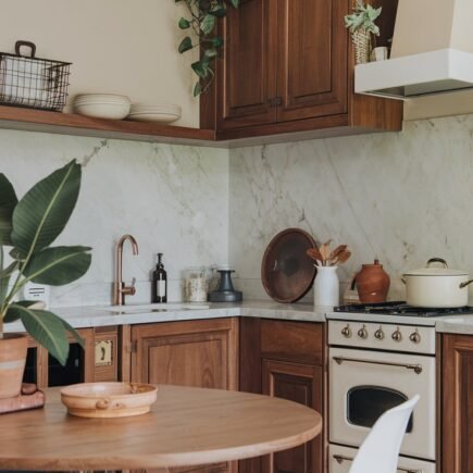 Cuisine en bois de noyer avec crédence en marbre blanc