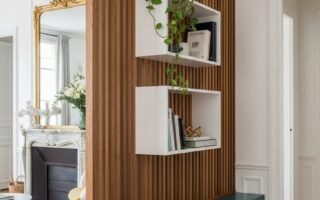 Claustra en bois foncé avec meuble bas bleu et étagères blanches