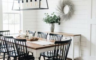 Salle a manger campagne chic avec table en bois chaises noires et mur shiplap
