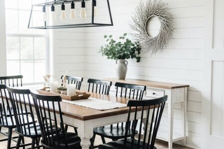 Salle a manger campagne chic avec table en bois chaises noires et mur shiplap