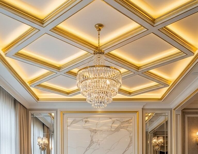 Plafond luxueux à caissons en losange avec moulures dorées et lustre en cristal