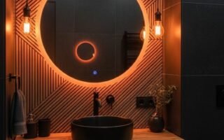 Mur en tasseaux de bois avec miroir rond à éclairage orange et vasque noire