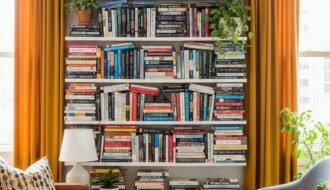 Bibliothèque murale massive entourant une fenêtre avec des rideaux jaunes