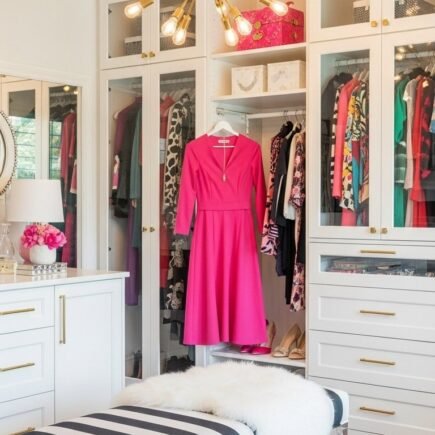 Dressing chic avec banc à rayures noires et blanches et lustre doré