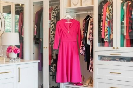 Dressing chic avec banc à rayures noires et blanches et lustre doré