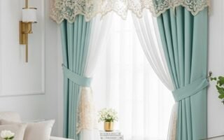 Rideaux bleu vert clair avec une cantonnière en dentelle et embrasses assorties