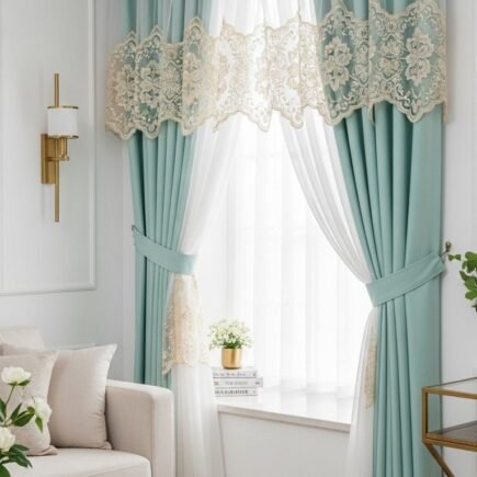 Rideaux bleu vert clair avec une cantonnière en dentelle et embrasses assorties