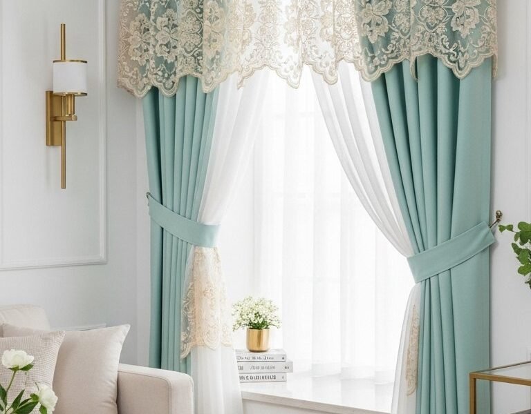Rideaux bleu vert clair avec une cantonnière en dentelle et embrasses assorties