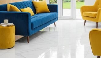 Carrelage blanc brillant effet marbre dans un salon avec canapé bleu et fauteuils jaunes