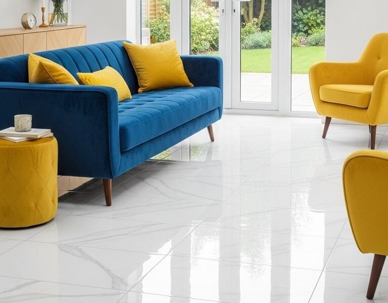Carrelage blanc brillant effet marbre dans un salon avec canapé bleu et fauteuils jaunes