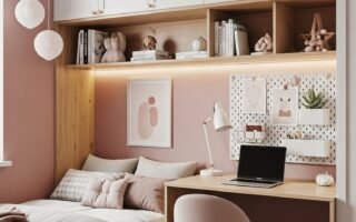 Lit enfant encastré dans une niche rose avec rangements et bureau intégrés