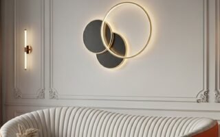 Canapé design incurvé bicolore crème et orange avec un éclairage mural moderne