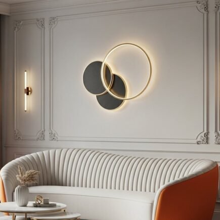 Canapé design incurvé bicolore crème et orange avec un éclairage mural moderne