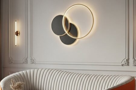 Canapé design incurvé bicolore crème et orange avec un éclairage mural moderne