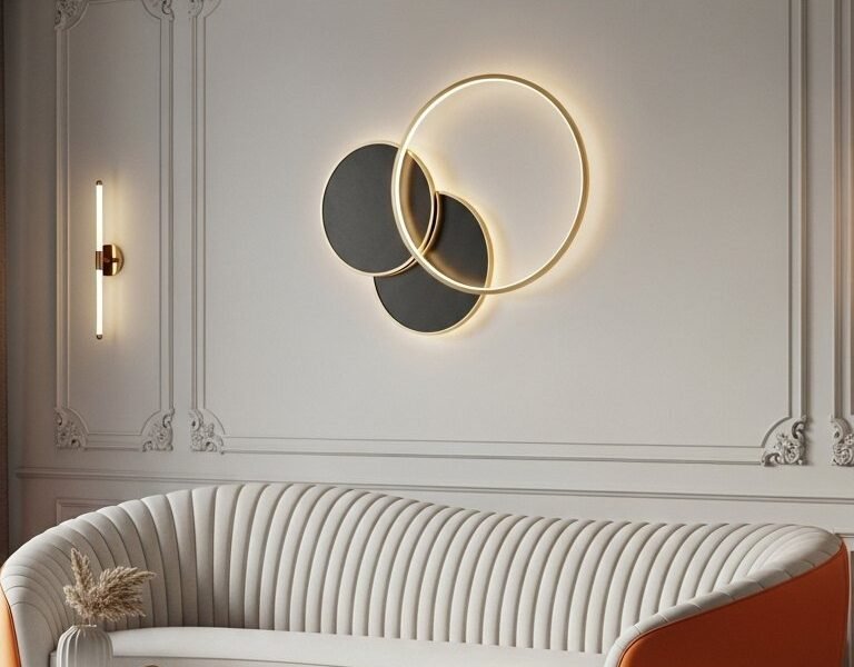 Canapé design incurvé bicolore crème et orange avec un éclairage mural moderne
