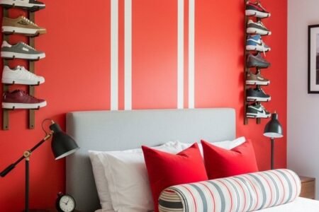 Chambre ado garcon moderne avec mur rouge et etageres a baskets