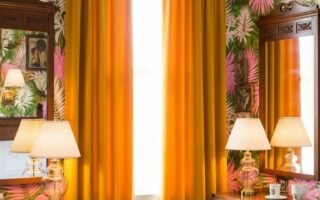 Rideaux en velours jaune moutarde dans une chambre avec papier peint tropical
