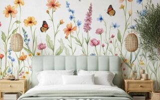 Chambre bohème avec papier peint panoramique de fleurs sauvages et papillons