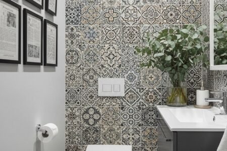 WC entièrement carrelé avec des motifs imitation carreaux de ciment