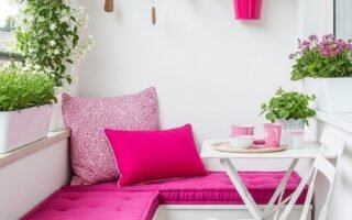 Decoration petit balcon etroit avec banquette blanche et coussins fuchsia vifs