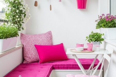 Decoration petit balcon etroit avec banquette blanche et coussins fuchsia vifs
