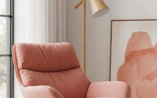 Fauteuil de relaxation bas en tissu rose avec une structure fine en métal noir