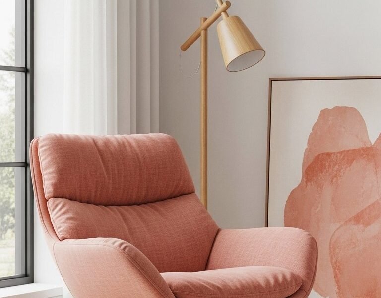 Fauteuil de relaxation bas en tissu rose avec une structure fine en métal noir