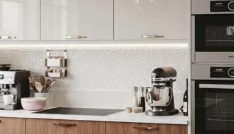 Petite cuisine moderne blanche et bois avec credence en carrelage hexagonal