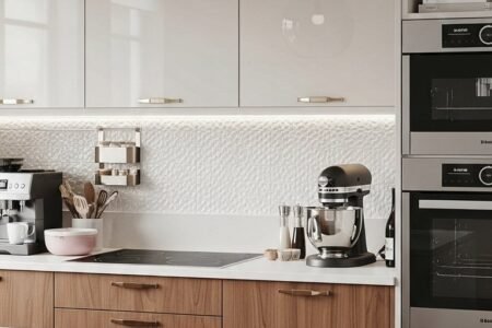 Petite cuisine moderne blanche et bois avec credence en carrelage hexagonal