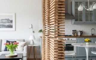 Claustra design fait de lames de bois verticales pivotantes