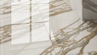 Sol de cuisine en carrelage effet marbre blanc poli avec veines dorees