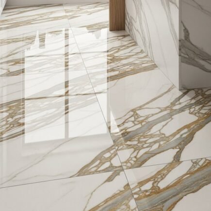 Sol de cuisine en carrelage effet marbre blanc poli avec veines dorees