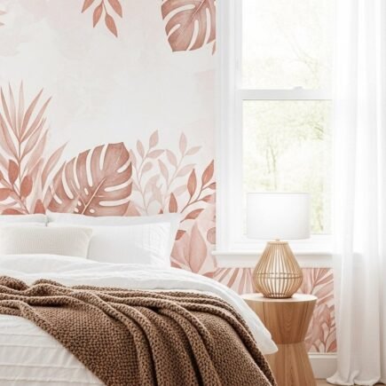 Papier peint a motif de feuilles tropicales dans des tons terracotta dans une chambre boheme