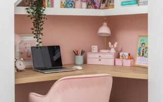 Bureau de travail à la maison rose sous escalier optimisé