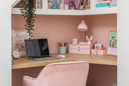 Bureau de travail à la maison rose sous escalier optimisé