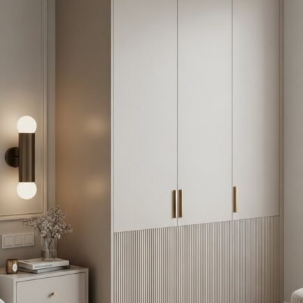Penderie beige minimaliste avec base en tasseaux de bois