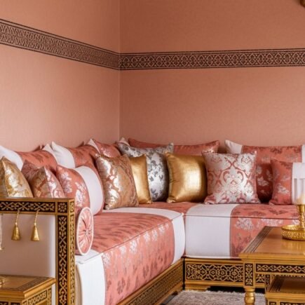 Salon marocain moderne aux tons terracotta avec canapes a structure doree