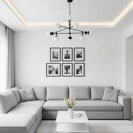 Salon minimaliste blanc avec grand canape d angle gris clair