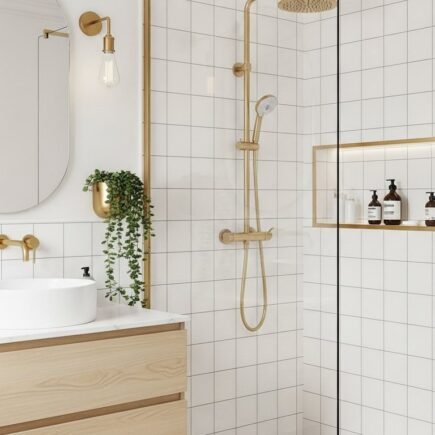 Salle de bain minimaliste avec carrelage blanc et robinetterie dorée