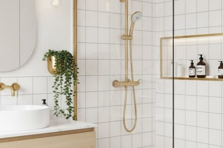 Salle de bain minimaliste avec carrelage blanc et robinetterie dorée