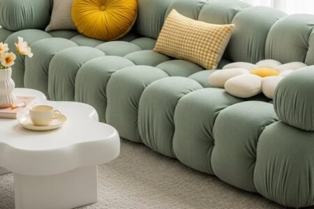 Canape style bubble vert sauge avec coussins jaunes et table basse organique