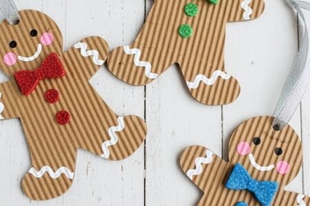 Bricolage bonhomme pain d epice en carton ondule avec noeuds papillon colores