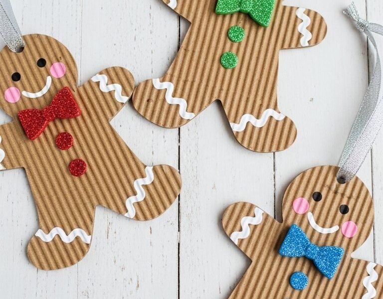 Bricolage bonhomme pain d epice en carton ondule avec noeuds papillon colores