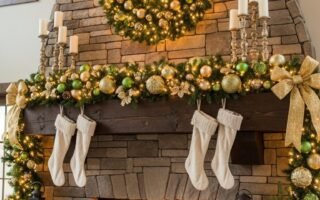 Cheminee en pierre massive avec decorations vertes et dorees